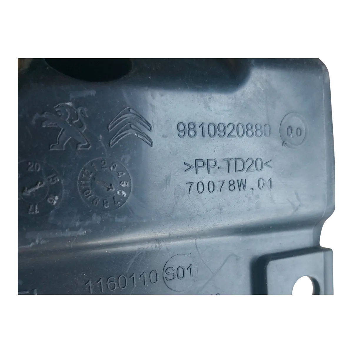 Peugeot 3008 P84  1.5 HDI  16-    kućište filtera zraka- rezonator   9810920880